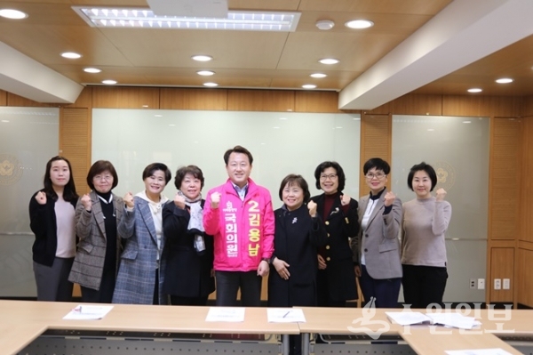 김용남 미래통합당 수원시 병(팔달) 국회의원 후보가 11일 경기도간호사회 수원시분회를 찾아 관계자들과 간담회를 가진 뒤 기념촬영을 하고 있다.(사진=김용남 후보 선거캠프)
