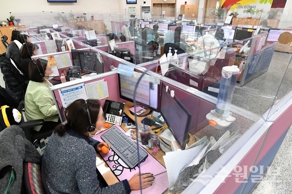 가림막을 설치한 수원시 휴먼콜센터.(사진=수원시)