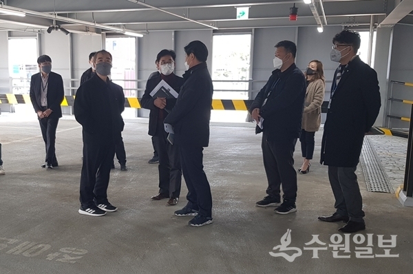 조무영 수원시 제2부시장(왼쪽 두번째)이 수원 화물자동차 공영차고지를 둘러보고 있다.(사진=수원시)