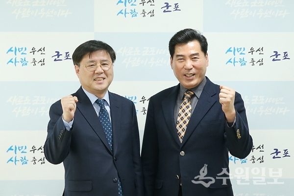 김상돈 의왕시장(오른쪽)과 한대희 군포시장.(사진=의왕시)