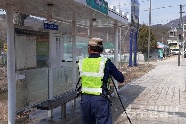 장안구 관계자가 버스정류장을 세척하고 있다.(사진=장안구)