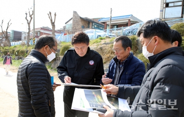 길영배 권선구청장(왼쪽 두번째)이 수원천을 찾아 관계자들과 이야기를 나누고 있다.(사진=수원시)