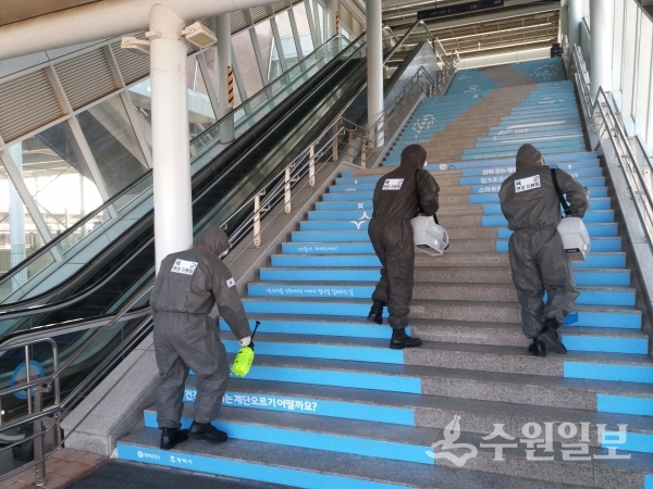 51사단 장병들이 평택 내 전철역을 소독하고 있다.(사진=평택시)