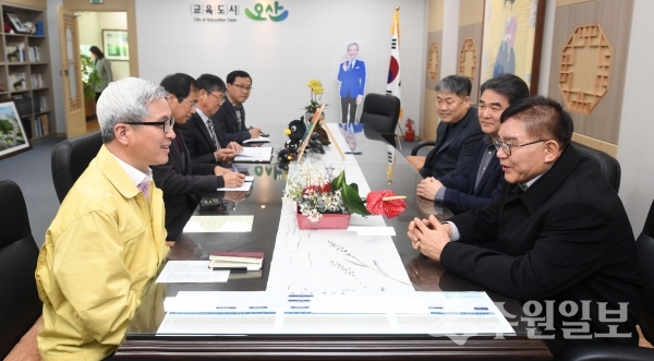 곽상욱 오산시장(왼쪽 줄 맨 앞)이 곡부 공씨 촌공파 영의정 종중 사람들과 임대료 인하에 대한 얘기를 나누고 있다.(사진=오산시)