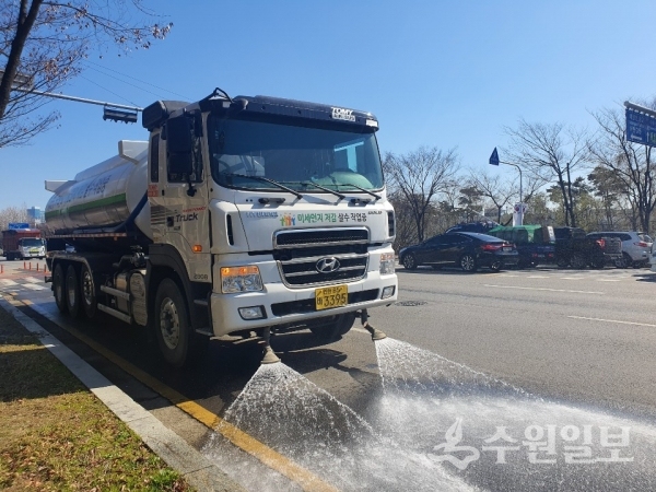 수원시 살수차가 도로에 물을 뿌리고 있다.(사진=수원시)