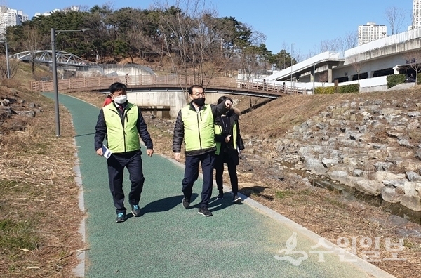 송영완 영통구청장(가운데)이 관내 현장을 찾아 점검하고 있다.(사진=영통구)