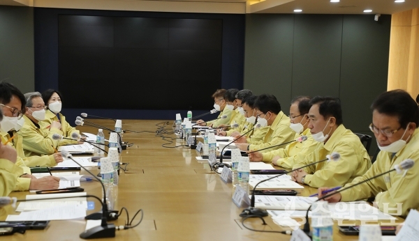 정장선 평택시장(오른쪽 2번째)이 경기도의원들과 지역현안을 논의하고 있다.(사진=평택시)