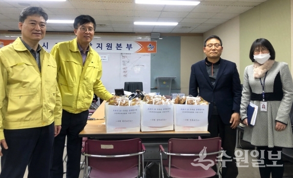 성낙훈 시 위생정책과장(왼쪽 첫 번째)과 조혁래 대한제과협회 수원지부장(오른쪽 2번째) 등 관계자들이 기념촬영을 하고 있다.(사진=수원시)