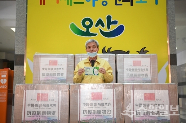 중국 우루무치시가 보내온 마스크와 함께 한 곽상욱 오산시장.(사진=오산시)