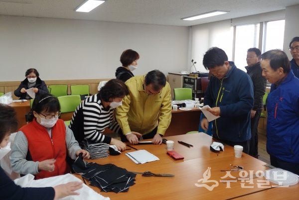송영완 영통구청장(가운데)이 16일 매탄2동 마스크 제작 현장을 찾았다.(사진=매탄2동)