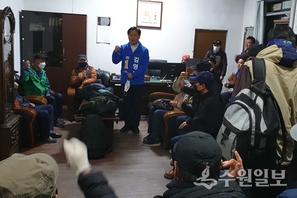 김영진 의원이 팔달구 내 인력사무소를 방문해 노동자들을 만났다.(사진=김영진 의원실)