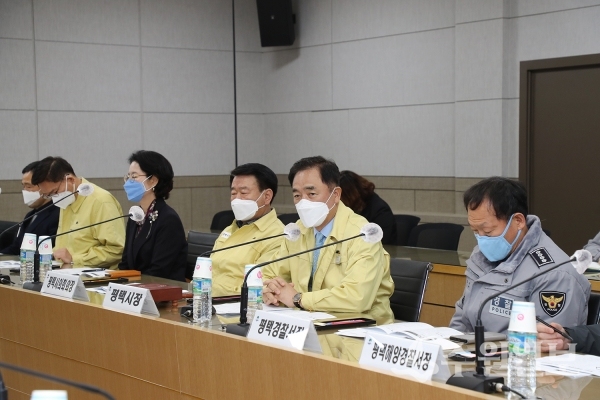 정장선 평택시장(오른쪽 두번째)이 19일 통합방위협의회를 주재하고 있다.(사진=평택시)