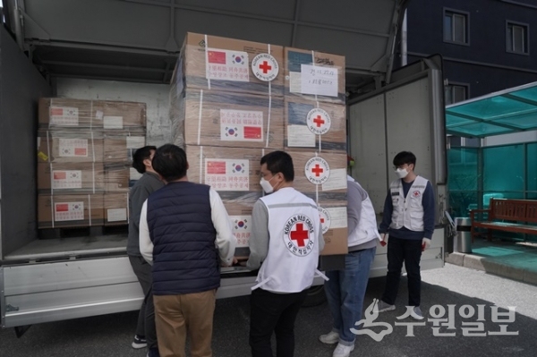 경기적십자 직원들이 중국 정부 기증 마스크와 방호복을 옮기고 있다.(사진=경기적십자)
