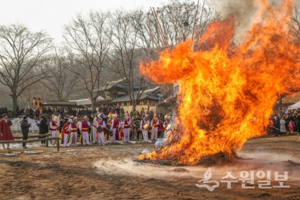 달집태우기 모습.(사진=한국민속촌)