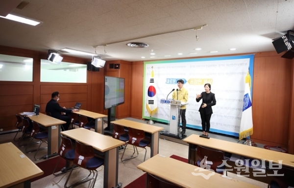 임승관 경기도 코로나19 긴급대책단 공동단장이 23일 영상 채널 등을 통한 온라인 브리핑을 하고 있다.(사진=경기도)