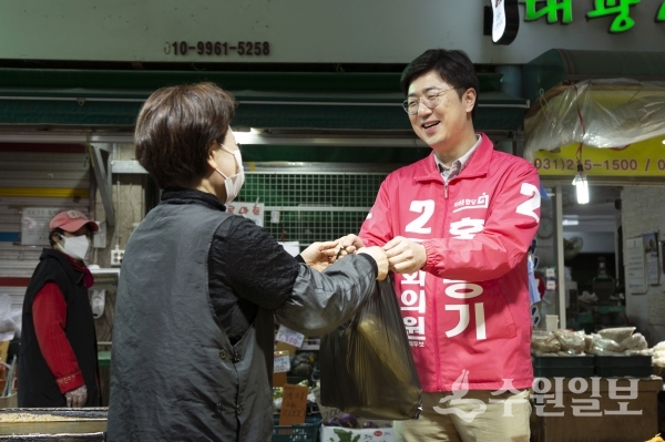 홍종기 미래통합당 후보가 유권자를 만나 얘기를 나누고 있다.(사진=홍종기 후보 선거캠프)