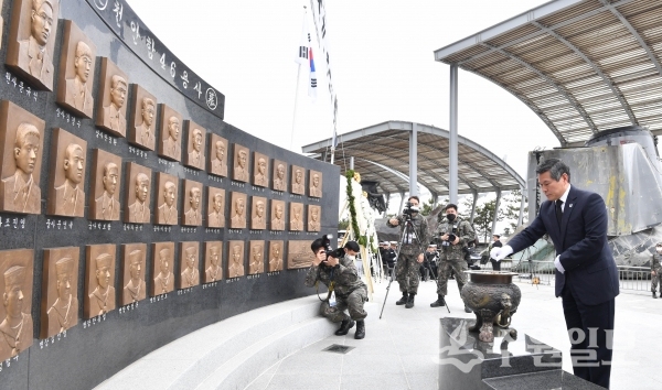 정경두 국방부장관이 천안함 46용사를 추모하기 위해 헌화 및 분향을 하고 있다.(사진=해군2함대)