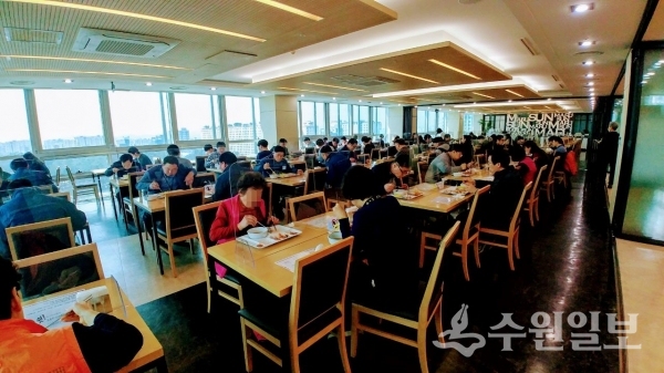 수원시 공직자들이 시청 구내식당에서 칸막이를 사이에 놓고 식사를 하고 잇다.(사진=수원시)