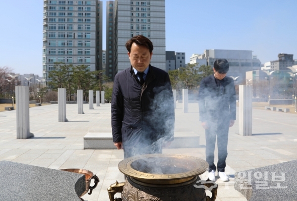 미래통합당 김용남 후보(수원시 병)가 인계동 현충탑을 참배하고 있다.(사진수원시)