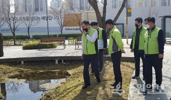 송영완 영통구청장이 관내 현장을 둘러보고 있다.(사진=영통구)