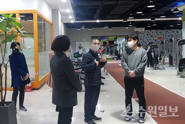 조무영 시 제2부시장이 지난 24일 관내 헬스장을 점검하고 있다.(사진=수원시)