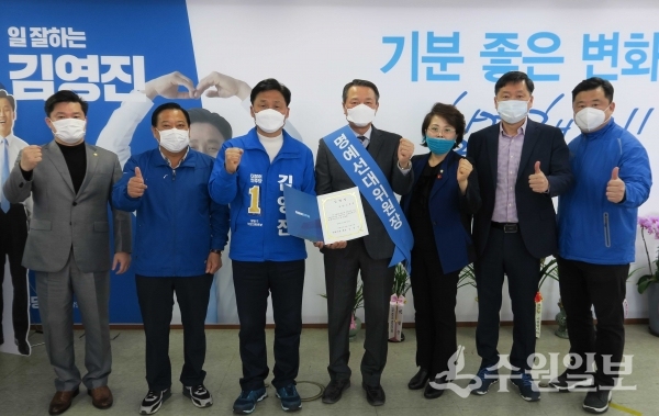 더불어민주당 김영진 국회의원(왼쪽 4번째)이 31일 노병균 전 공군 교육사령관(오른쪽 4번째)과 포즈를 취했다. (사진=김영진 의원실)