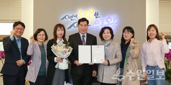 김상돈 의왕시장(가운데)이 지방세 주무부서 공직자들과 표창장을 들고 기념사진을 찍고 있다.(사진=의왕시)