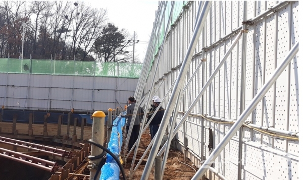 오산시 민관합동 점검반이 관내 건설현장을 확인하고 있다.(사진=오산시)