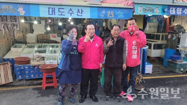 미래통합당 이인제 상임고문(왼쪽 두번째)와 이창성 후보(맨 오른쪽)이 연무시장 상인들과 포즈를 취했다.(사진=이창성 후보 선거캠프)