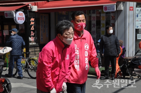 수원시 갑에 출마한 미래통합당 이창성 후보(오른쪽)가 4일 유승민 전 대표와 함께 정자시장을 돌며 선거운동을 하고 있다.(사진=수원일보)