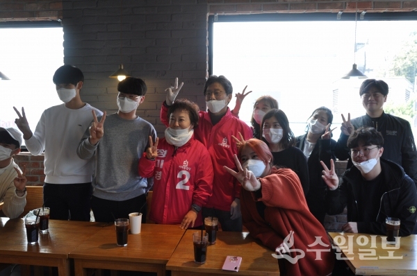 유승민 전 바른미래당 대표와 정미경 후보(수원시 을)가 청년들과 함께 기념사진을 찍고 있다.(사진=수원일보)