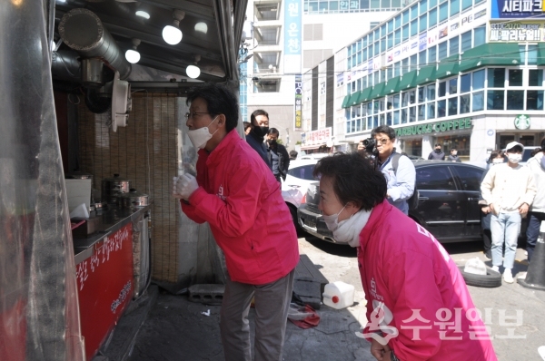 유승민 전 대표와 정미경 후보가 성균관대 근처 상점을 찾으며 지지를 호소하고 있다.(사진=수원일보)