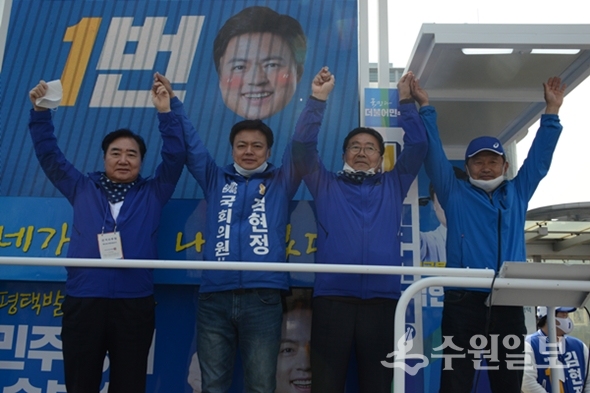 더불어민주당 김현정 후보(평택시 을·왼쪽 두번째)가 7일 이석현 의원(맨 왼쪽) 등과 함께 선거운동을 하고 있다.