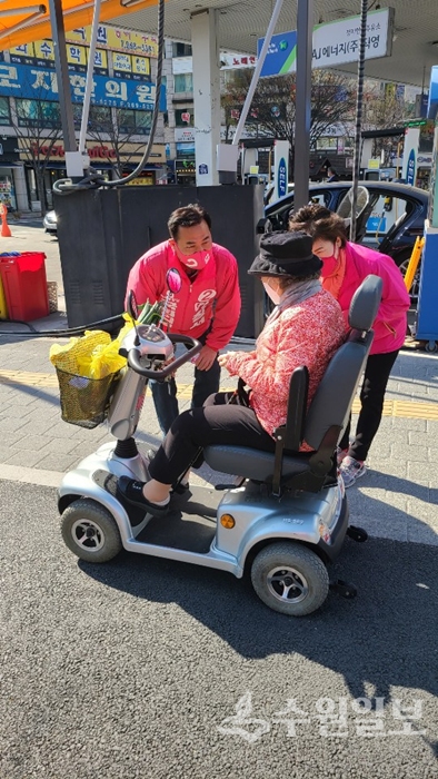 이창성 후보가 거리에서 유세를 하고 있다.(사진=이창성 후보 선거캠프)