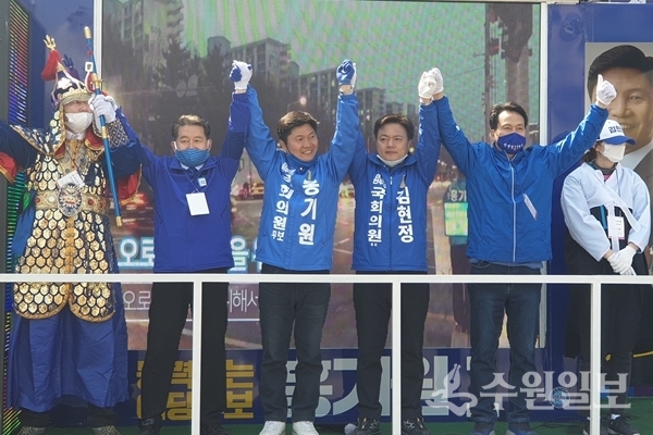 평택시에 출마한 김현정 홍기원 후보가 오산시에 출마한 안민석 후보와 함께 유세를 하고 있다.(사진=김현정 후보 선거캠프)