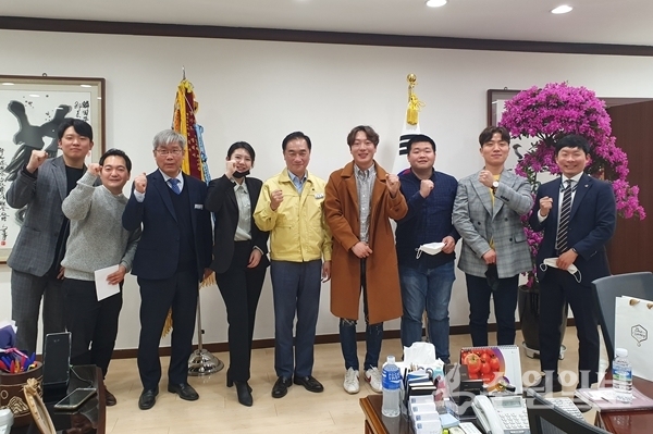 정장선 평택시장(왼쪽 여섯번째)이 8일 시청에서 관내 청년농업인들과 만났다.(사진=평택시)