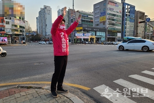 미래통합당 박재순 후보(수원시 무)가 유권자에게 인사를 하고 있다.(사진=박재순 후보 선거캠프)