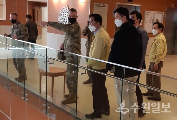 정장선 평택시장(가운데 노란옷)이 캠프 험프리스 시설을 둘러보고 있다.(사진=평택시)