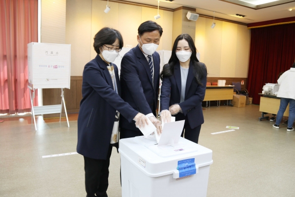 더불어민주당 김영진 후보(가운데)가 10일 가족과 함께 사전투표소를 찾아 투표를 하고 있다.(사진=김영진 후보 선거캠프)