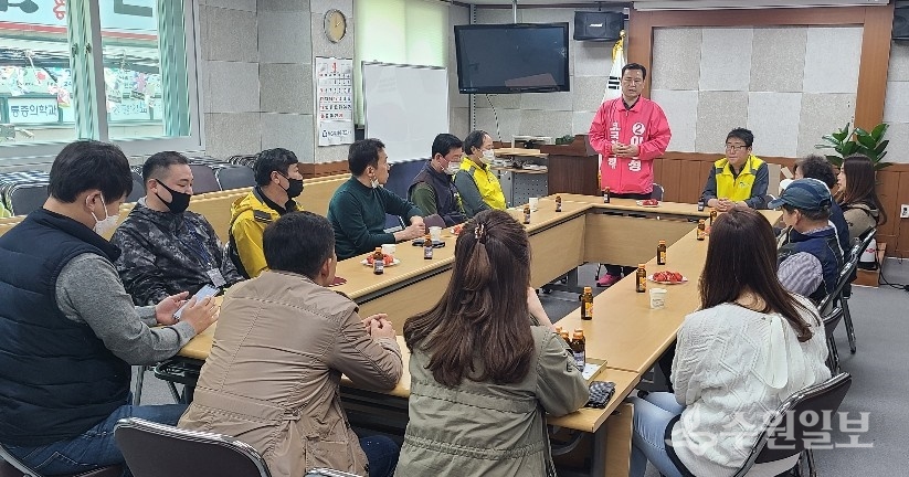 미래통합당 이창성 후보(핑크색 옷)가 북수원시장 상인들과 이야기를 나누고 있다.(사진=이창성 후보 선거캠프)