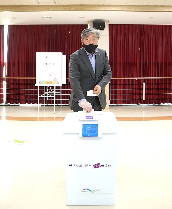 송한준 경기도의회 의장이 10일 안산시 해양동 행정복지센터에서 제21대 국회의원 선거 사전투표를 하고 있다.(사진=경기도의회)