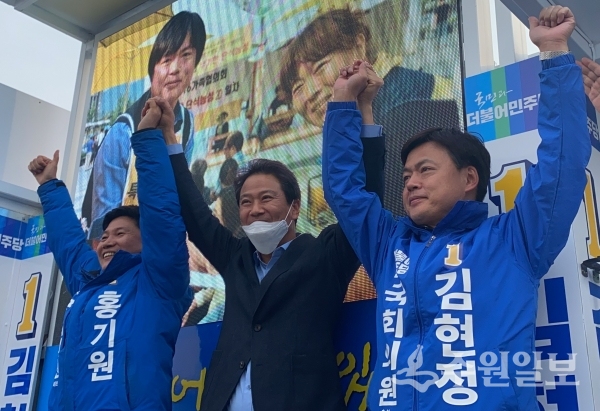 임종석 전 대통령 비서실장(가운데)이 11일 김현정 후보(왼쪽), 홍기원 후보와 함께 하고 있다.(사진=김현정 후보 선거캠프)