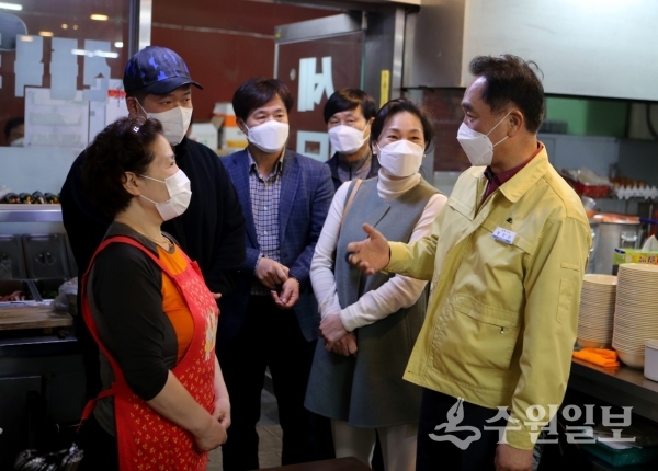 정장선 평택시장(맨 오른쪽)이 11일 신장동 상권을 찾아 상인들과 얘기를 나누고 있다.(사진=평택시)