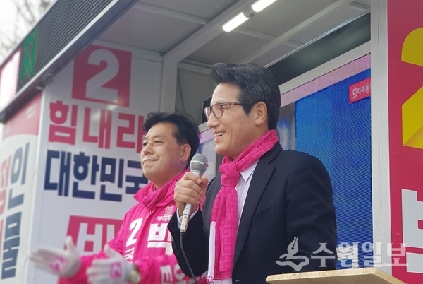 미래통합당 정병국 공동선대위원장(오른쪽)이 박재순 후보의 지지를 호소하고 있다.(사진=박재순 후보 선거캠프)