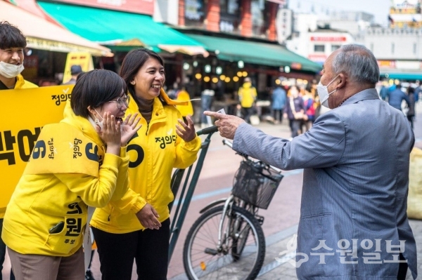 정의당 박예휘 후보(왼쪽)과 이자스민 후보가 13일 유권자와 인사를 나누고 있다.(사진=박예휘 후보 선거캠프)