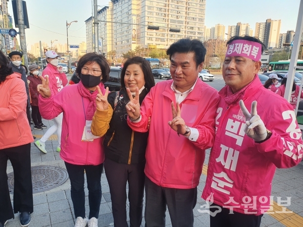 미래통합당 박재순 후보(맨 오른쪽)이 13일 원유철 미래한국당 대표(오른쪽 두번째)와 함께 선거 유세를 하고 있다.(사진=박재순 후보 선거캠프)