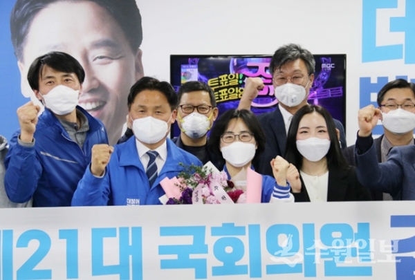 김영진 당선인(왼쪽 두번째)이 당선이 확실시 되자 꽃다발을 받고 당원 및 지지자들과 당선의 기쁨을 나누고 있다.(사진=김영진 당선인 선거캠프)