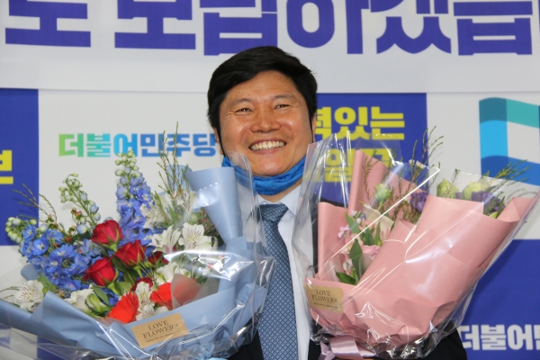 홍기원 평택시 갑 당선자가 당선을 축하하는 꽃다발을 받은 뒤 기뻐하고 있다.(사진=홍기원 당선자 선거캠프)