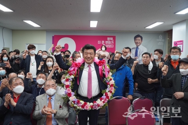 유의동 평택시 을 당선자가 당선 확정 후 지지자들과 함께 기뻐하고 있다.(사진=유의동 당선자 선거캠프)