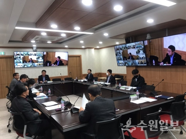 경기도교육청 관계자들이 화상회의를 하고 있다.(사진=경기도교육청)